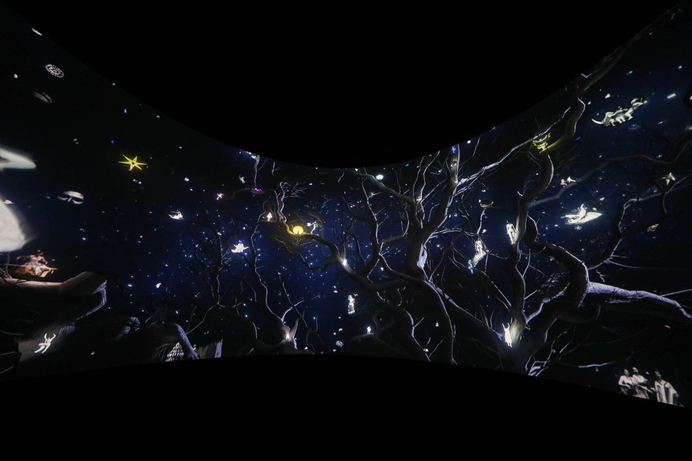 Angelababy出席MISS DIOR「Love 'N' Roses」上海展覽