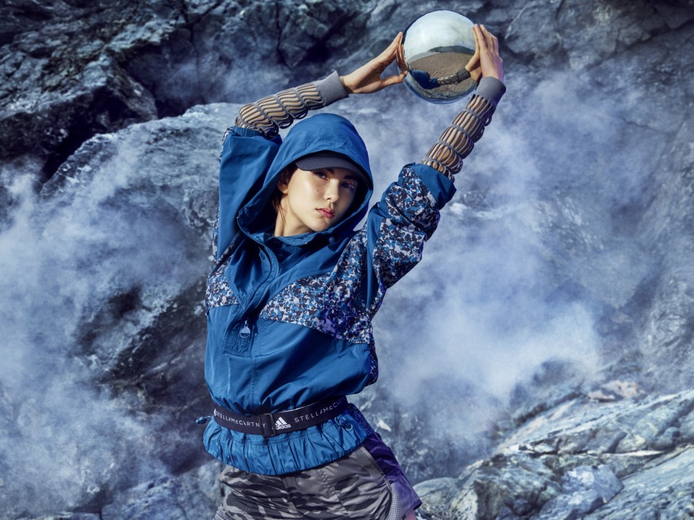 比周董更型?昆凌全藍造型,首次擔任adidas by Stella McCartney全球代言人