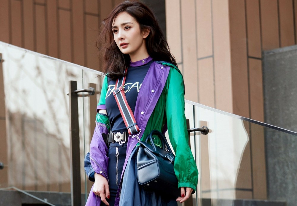 楊冪和Versace正式割席?Michael Kors和Versace的戰略部署為何棋差一著?