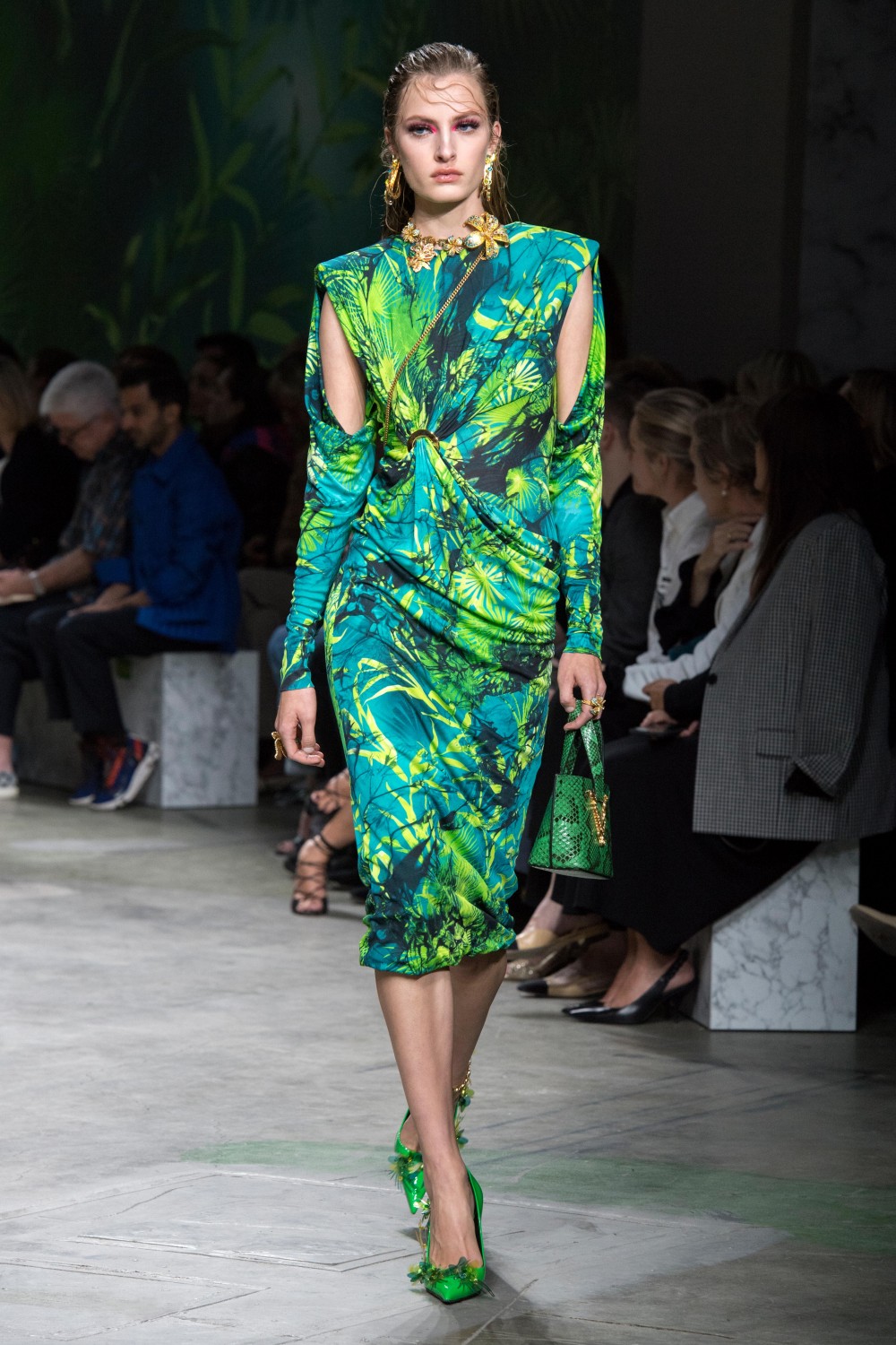 【米蘭時裝週】Versace重現二十年前的經典！Jennifer Lopez性感踏上伸展台！