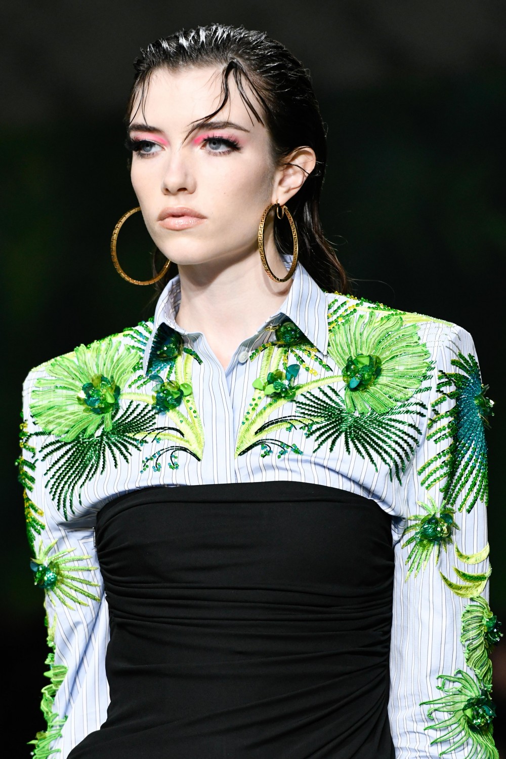 【米蘭時裝週】Versace重現二十年前的經典！Jennifer Lopez性感踏上伸展台！