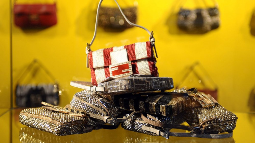 時尚界首個「It Bag」!Baguette系列經歷二十二年的時間洗禮重生成為造型配飾?