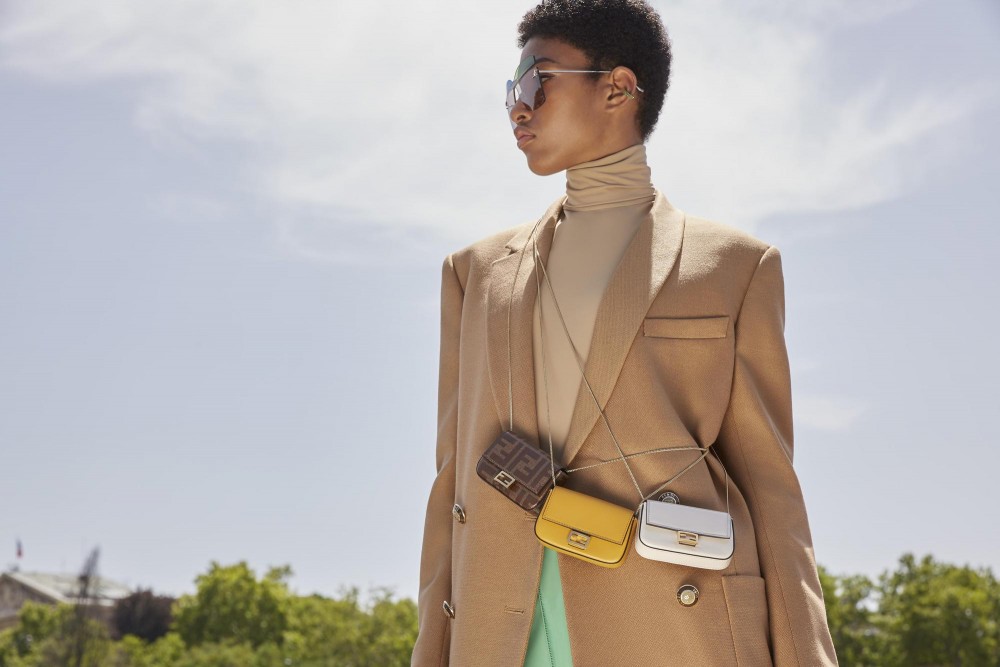 時尚界首個「It Bag」!Baguette系列經歷二十二年的時間洗禮重生成為造型配飾?