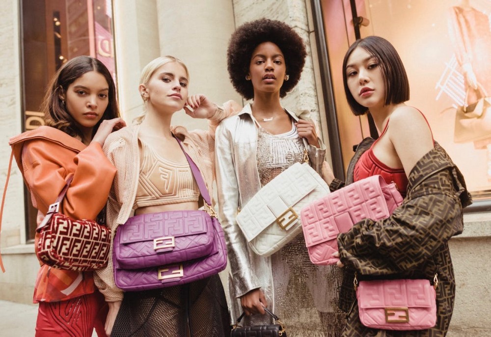時尚界首個「It Bag」!Baguette系列經歷二十二年的時間洗禮重生成為造型配飾?