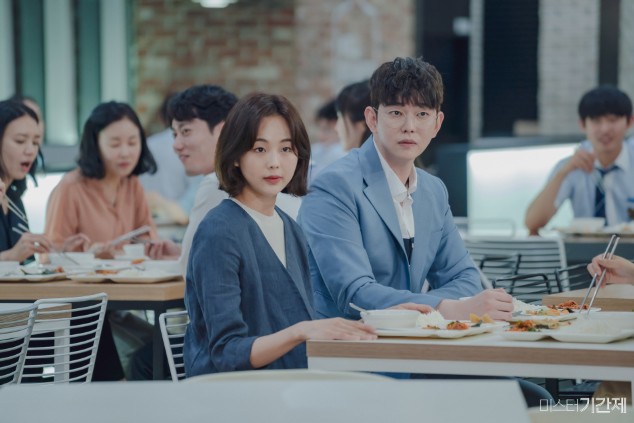 「愈殘酷的真相，表面的糖衣愈是甜」：沒有愛情的包裝，冷門韓劇《Mr.臨時制》寫實道出社會陰暗面