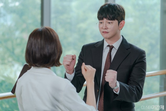 「愈殘酷的真相，表面的糖衣愈是甜」：沒有愛情的包裝，冷門韓劇《Mr.臨時制》寫實道出社會陰暗面