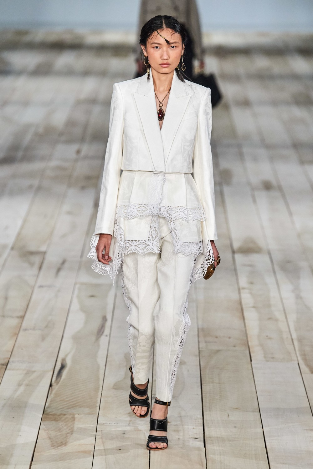 【巴黎時裝週】Alexander McQueen的叛逆不羈！Sarah Burton筆下的暗黑浪漫！