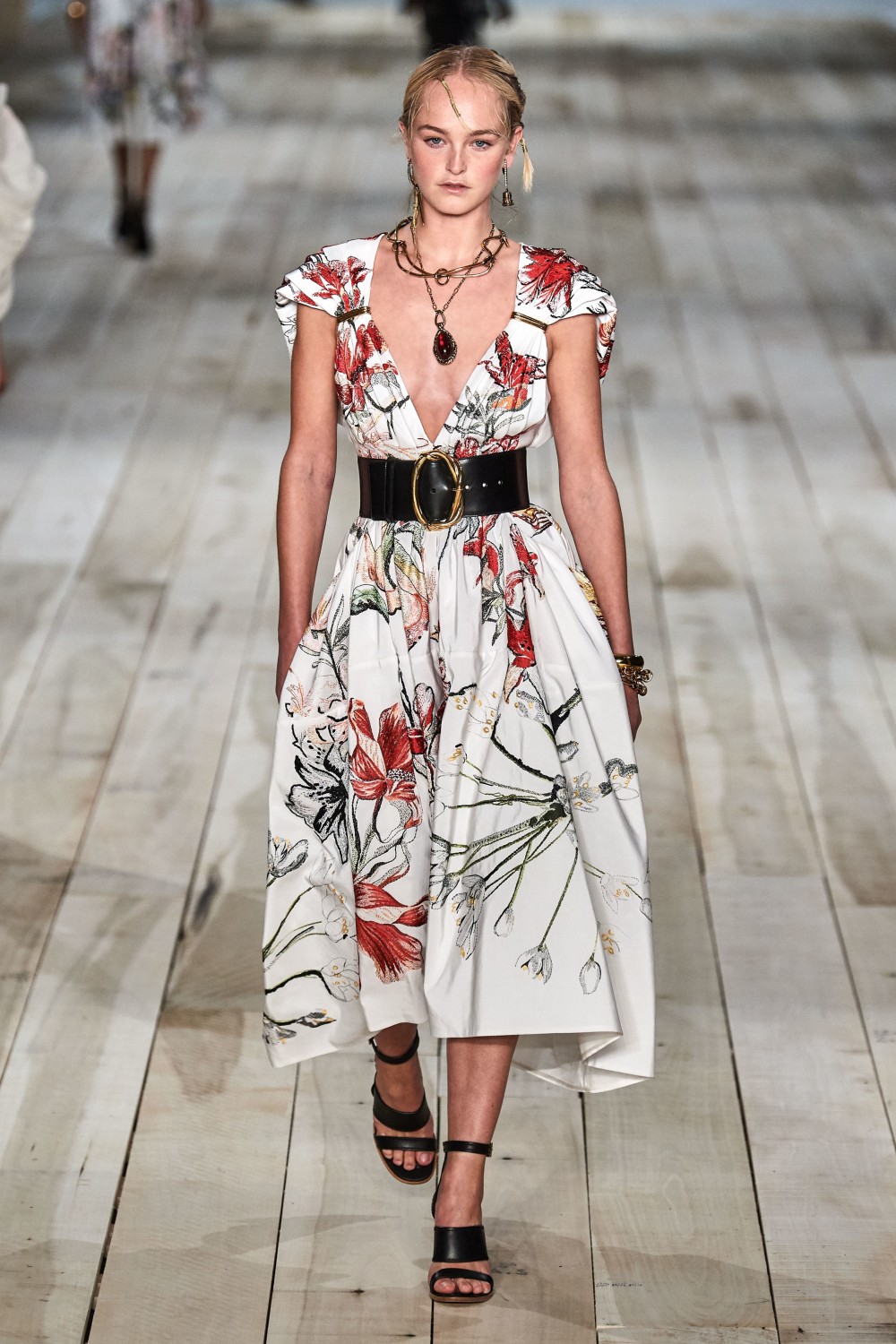 【巴黎時裝週】Alexander McQueen的叛逆不羈！Sarah Burton筆下的暗黑浪漫！