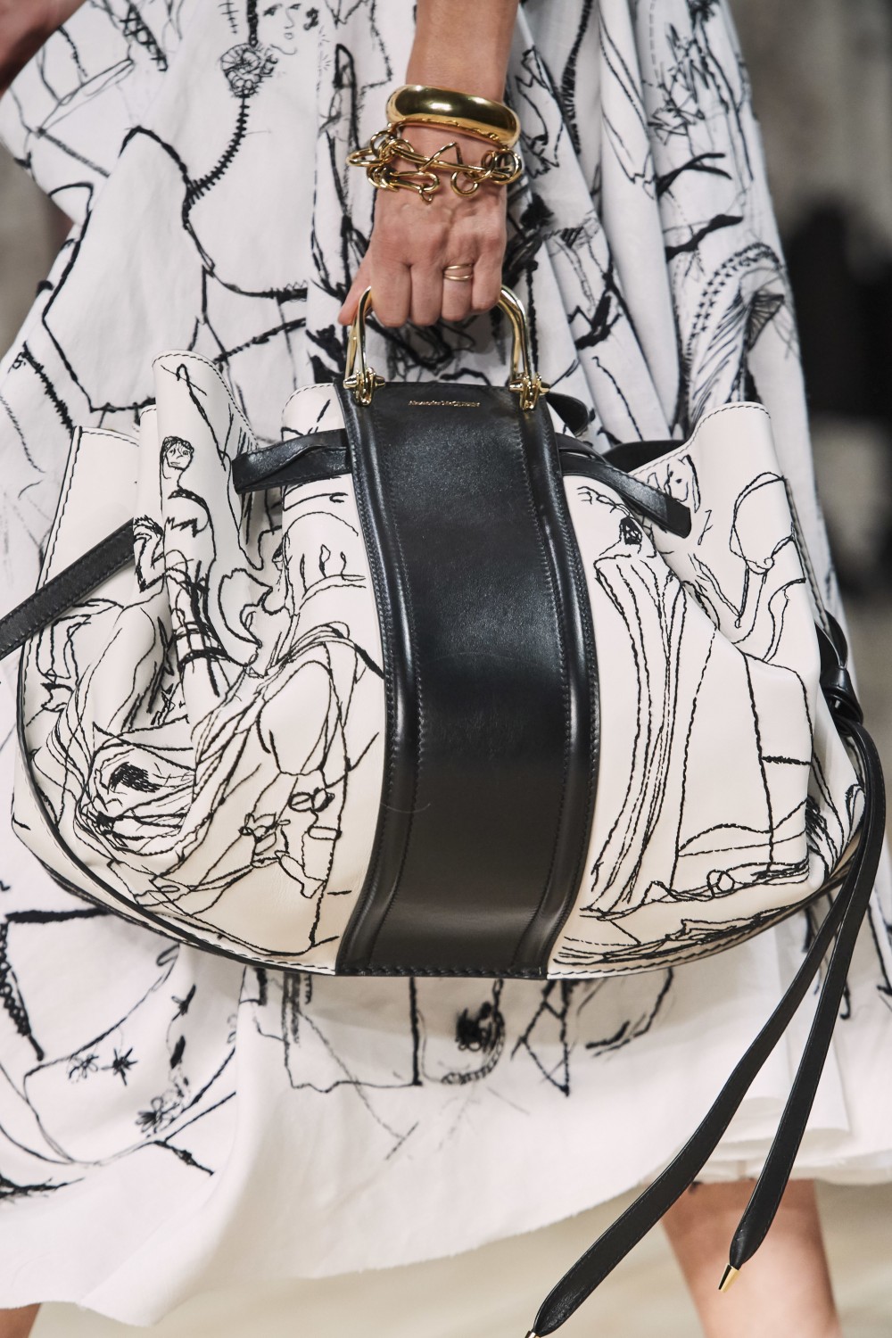 【巴黎時裝週】Alexander McQueen的叛逆不羈！Sarah Burton筆下的暗黑浪漫！