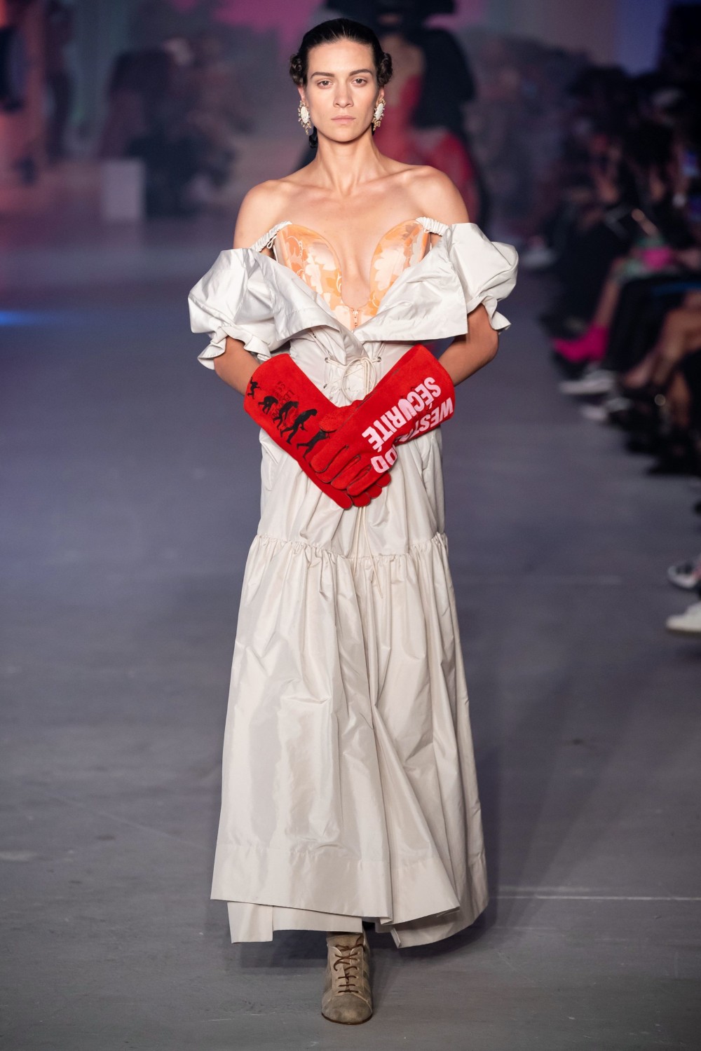 【巴黎時裝週】Andreas Kronthaler For Vivienne Westwood的環保議題!顛覆時尚界的瘋狂設計!