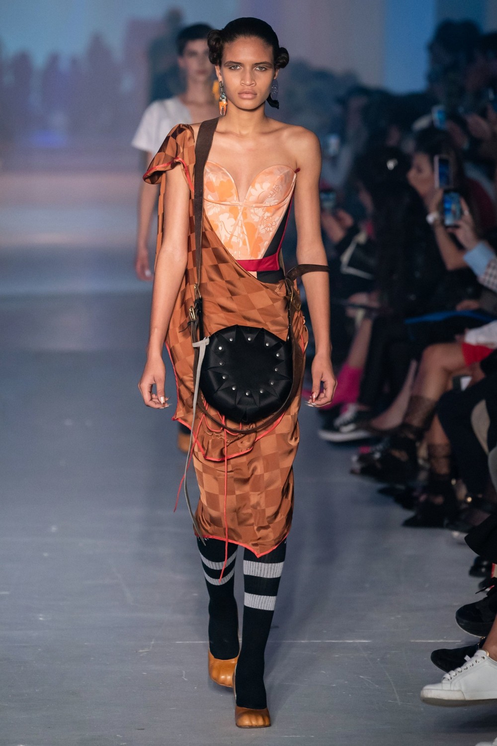 【巴黎時裝週】Andreas Kronthaler For Vivienne Westwood的環保議題!顛覆時尚界的瘋狂設計!