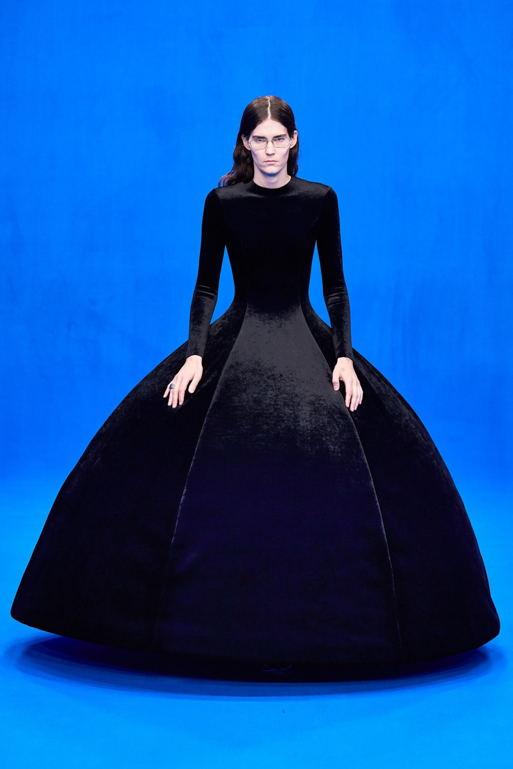【巴黎時裝週】Balenciaga的上班制服!Demna Gvasalia打造男仕Hello Kitty手袋!