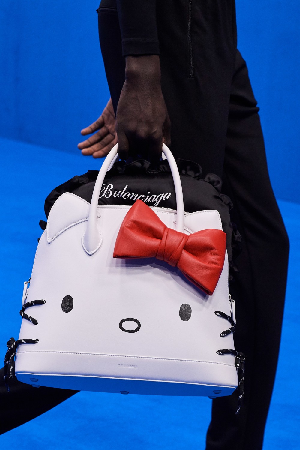 【巴黎時裝週】Balenciaga的上班制服!Demna Gvasalia打造男仕Hello Kitty手袋!