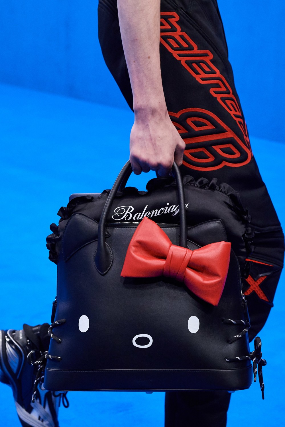 【巴黎時裝週】Balenciaga的上班制服!Demna Gvasalia打造男仕Hello Kitty手袋!