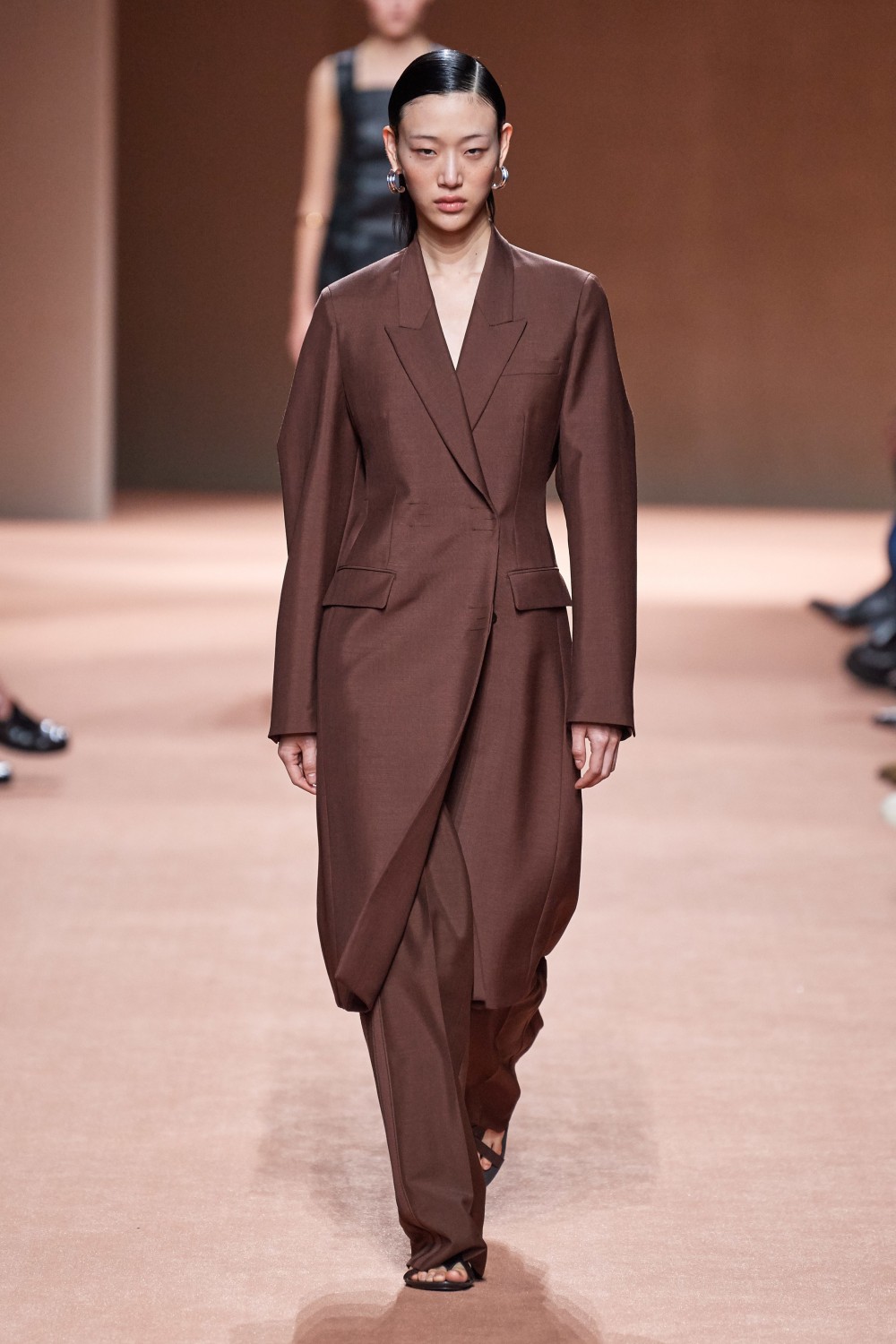 【巴黎時裝週】Hermès的簡約美學！Nadège Vanhee-Cybulski打造幹練的女性形象！