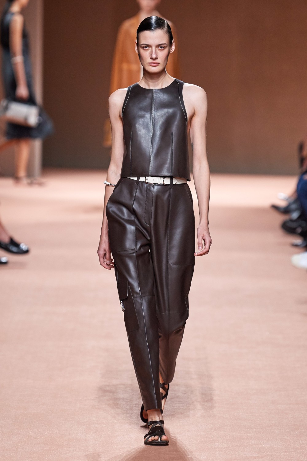 【巴黎時裝週】Hermès的簡約美學！Nadège Vanhee-Cybulski打造幹練的女性形象！