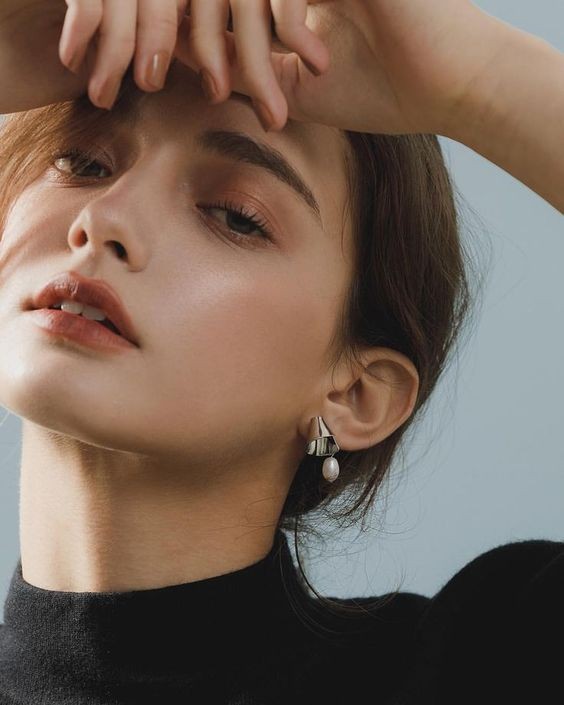 即使困難如輪廓,也能透過光陰影粉,讓臉龐凹凸有緻,甚麼小顏按鈕根本毫無需要