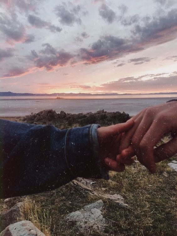 愛情給了我們義無反顧的勇氣,為了對方不惜顛覆自己,甚至拋棄全世界