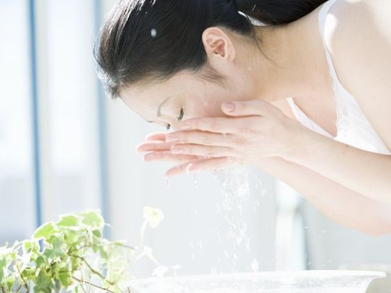 聖誕快到,大大小小的Christmas Party可能都需要化上不同面貌的妝容,一旦卸妝不徹底便會直接影響往後的妝感