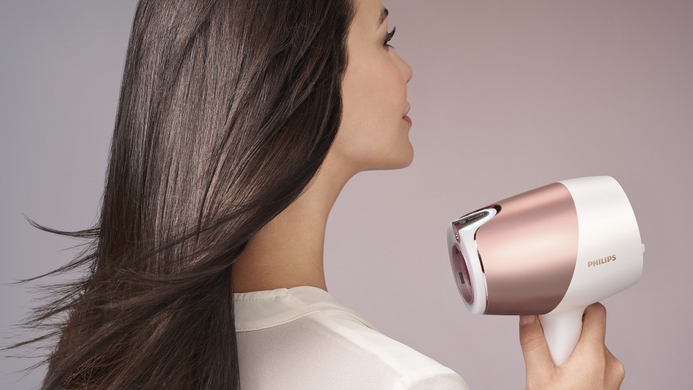 每次洗完頭需要借助風筒的熱力盡快將毛鱗片閉上,風筒的風力和溫度是關鍵