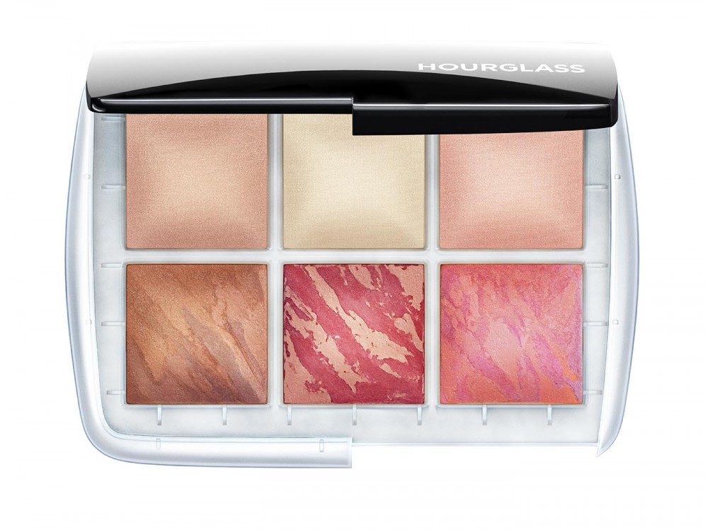 集光影,陰影和3款高光粉於一身,一盒足以修飾輪廓,塑造小顏立體的同時,更能改善臉容氣息,讓肌膚更見粉紅白嫩