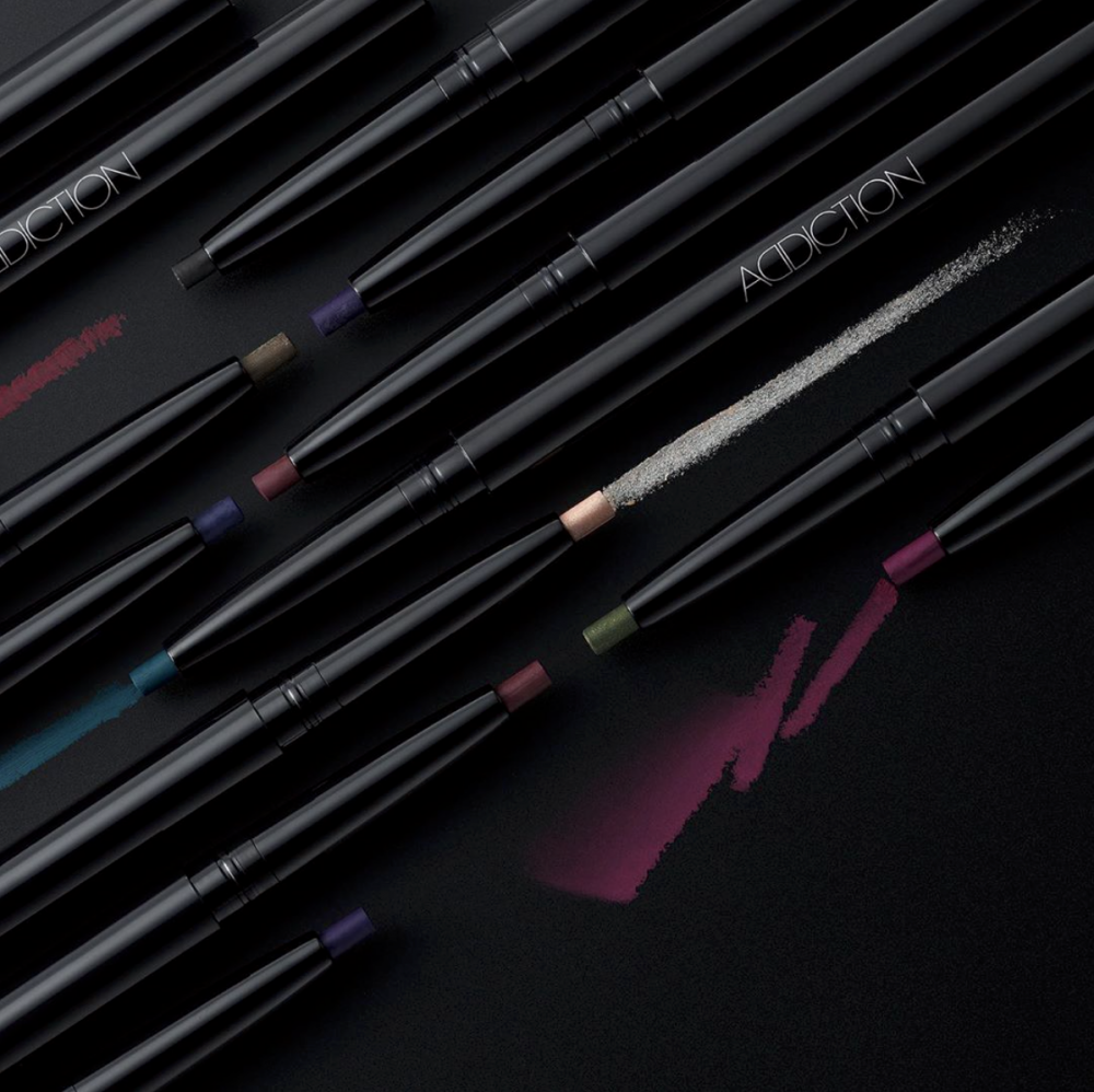 The Color Chic Eyeliner持久色彩眼線筆全新10款用色,不但囊括青藍,綠黑,酒紅和江戶紫等色調,還有裸色選擇,更隱藏著細緻的珠光