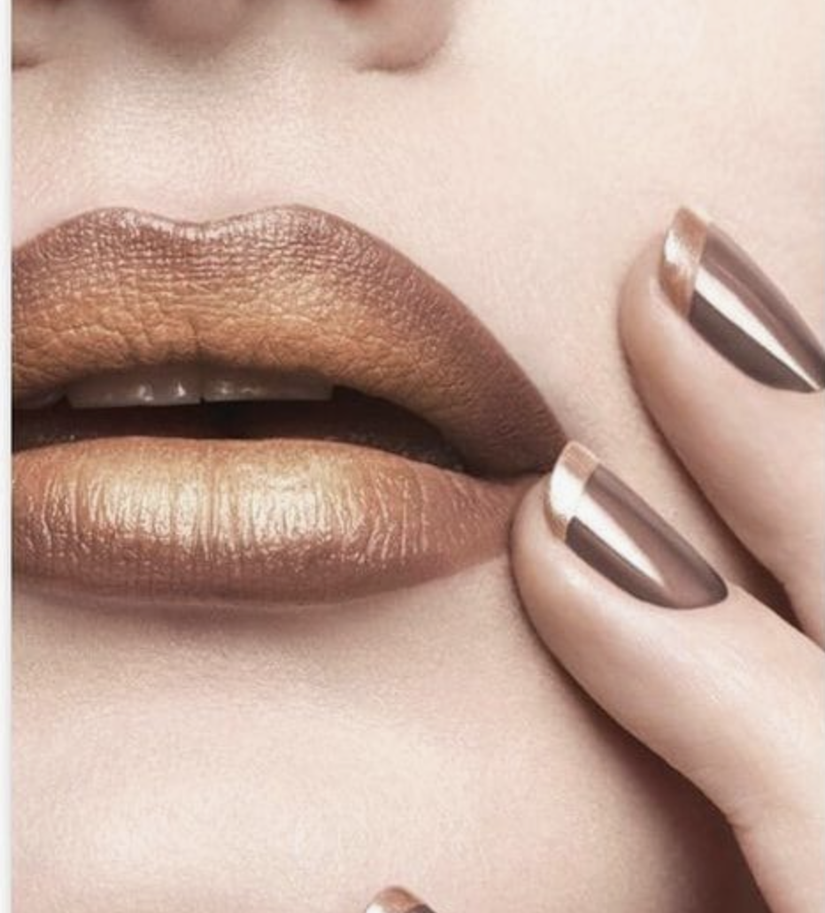 今個秋冬不少品牌都有推出綴入亮片或幻彩元素的指甲油