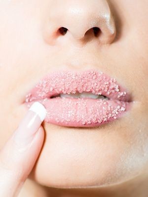 唇部磨砂 用砂糖或幼鹽混合蜂蜜即可 能去死皮暗啞 亮白唇色同時滋潤唇部皮膚