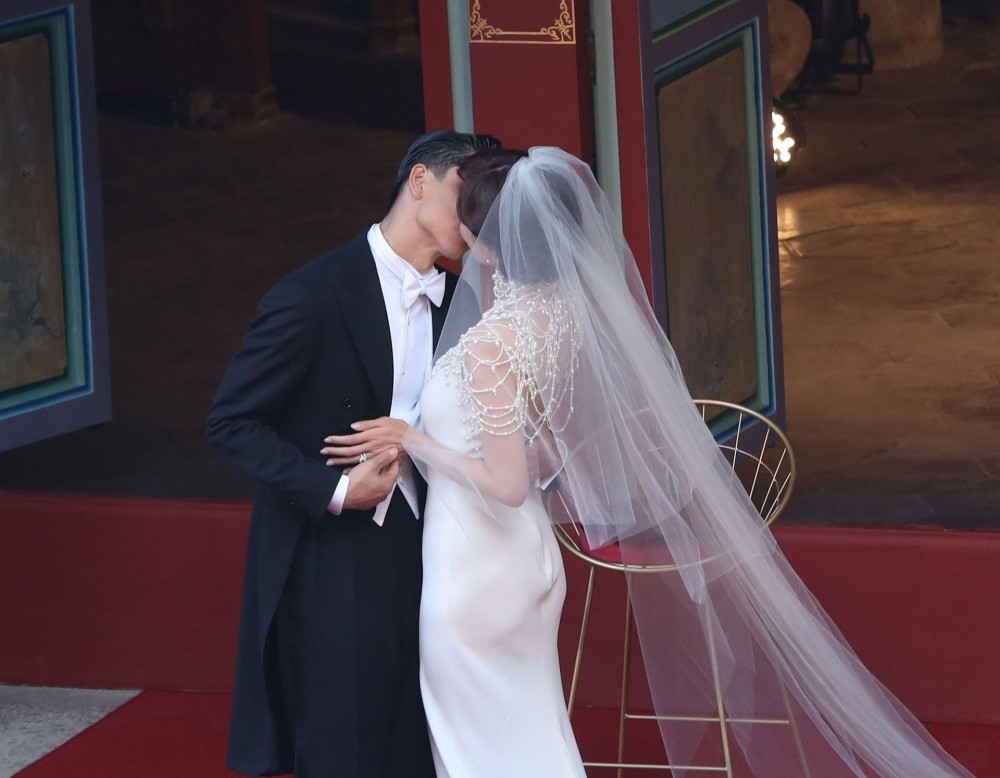 「世紀婚禮」的婚紗和禮服選擇！究竟哪個時尚品牌能夠獲得林志玲的垂青？