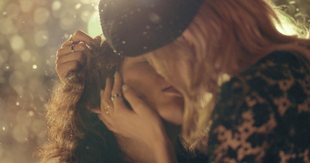 懸空一刻的無限思念！王家衛鏡頭下的Saint Laurent電影情感！