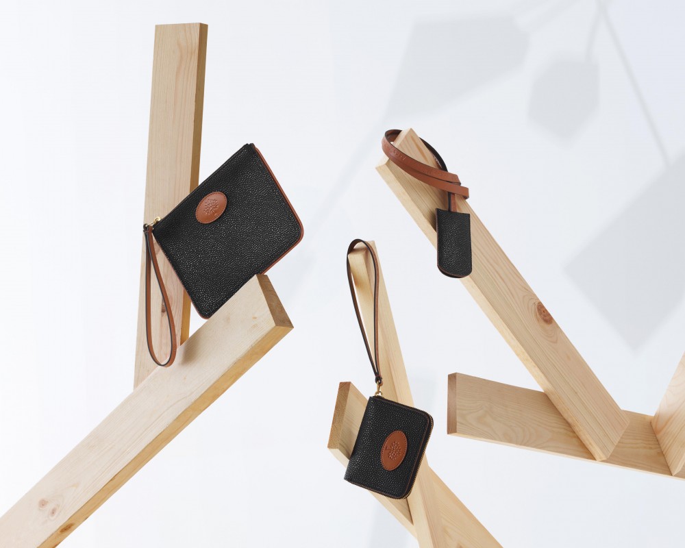 當瑞典簡約風格遇上傳統英倫特色!Acne Studios和Mulberry攜手合作推出聯名系列!