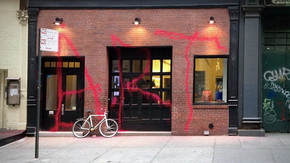 塗鴉破壞反而成為藝術作品？備受爭議的KIDULT再度出手打造時尚街頭藝術？