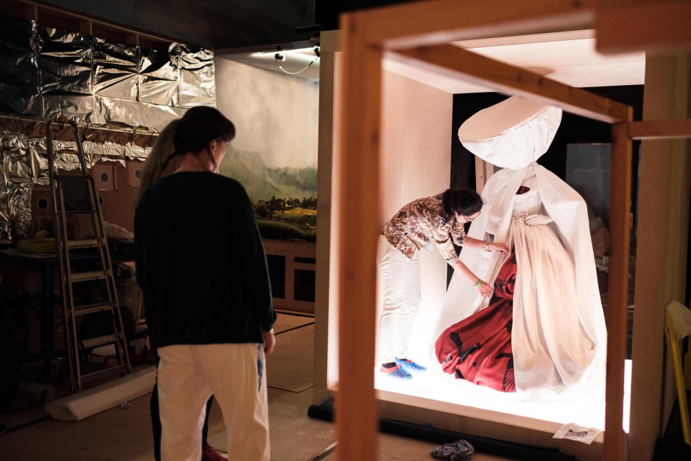 模糊現實和想像的攝影世界！從來不愛時尚的Tim Walker如何成為炙手可熱的時尚攝影師？