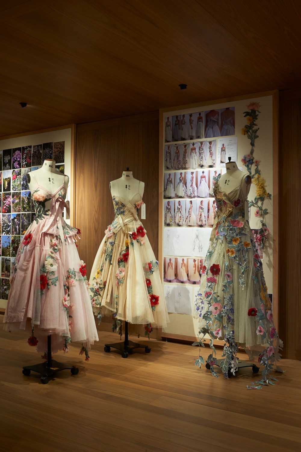 Alexander McQueen的驚世駭俗！「玫瑰」如何成就他的傳奇人生？