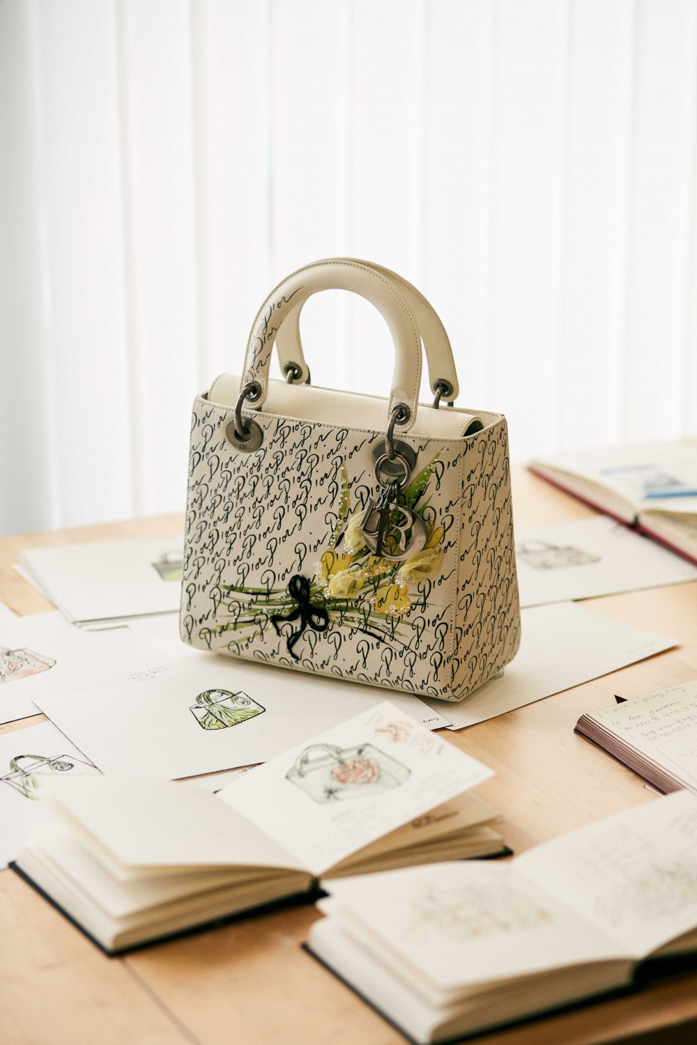 Lady Dior系列的藝術色彩！「Dior Lady Art」藝術計劃展現永恆的時尚魅力！