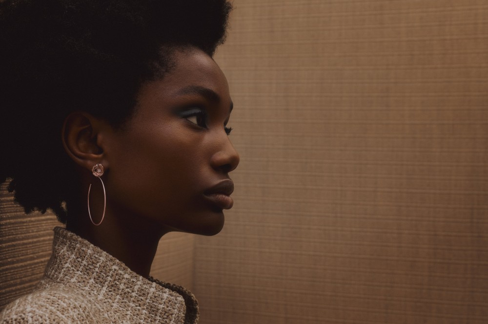 永垂不朽的CHANEL山茶花！Bouton de Camélia系列如何展現高級珠寶的摩登魅力？