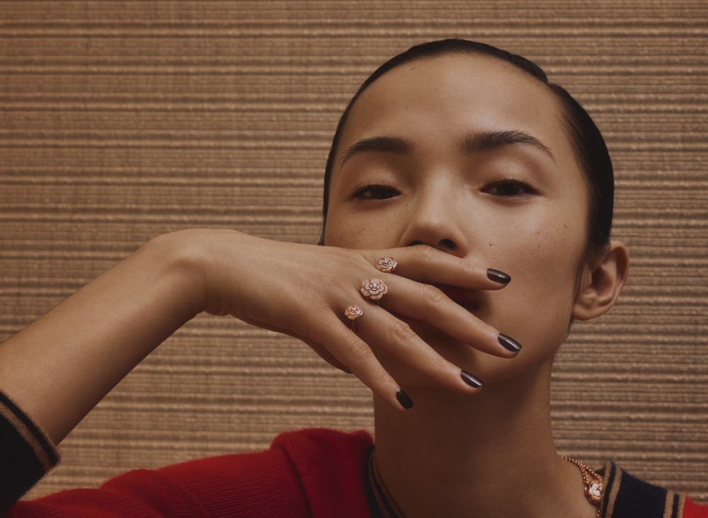 永垂不朽的CHANEL山茶花！Bouton de Camélia系列如何展現高級珠寶的摩登魅力？