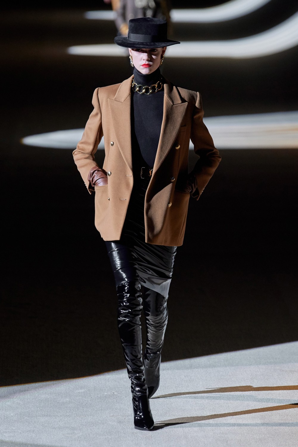 【巴黎時裝週】Saint Laurent的戀物情結！Anthony Vaccarello展現女性危險誘人的時尚魅力！