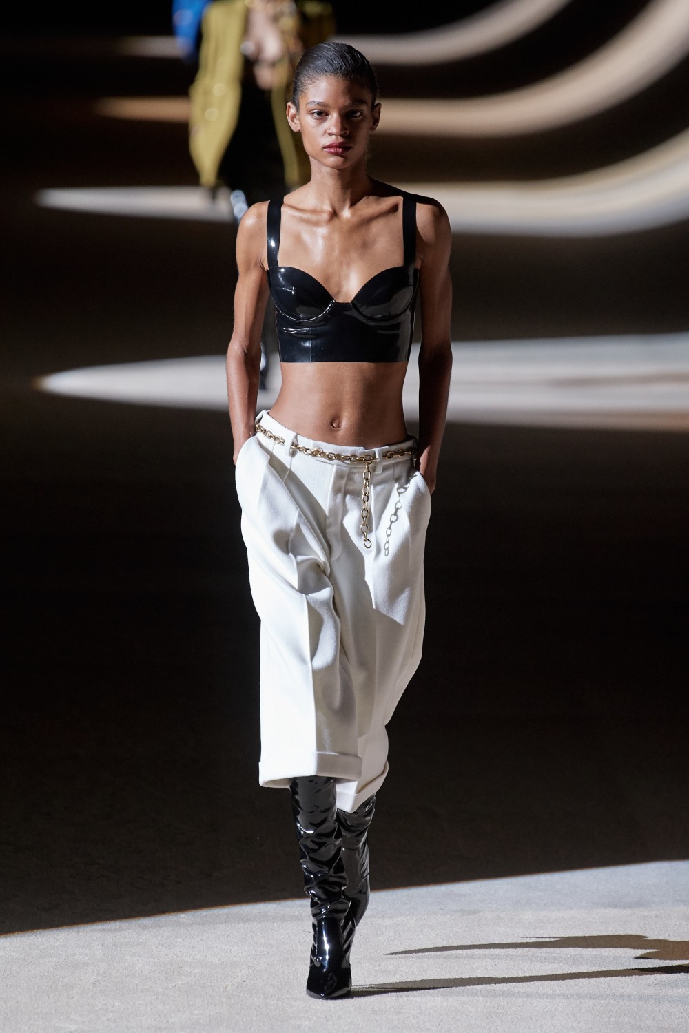 【巴黎時裝週】Saint Laurent的戀物情結！Anthony Vaccarello展現女性危險誘人的時尚魅力！