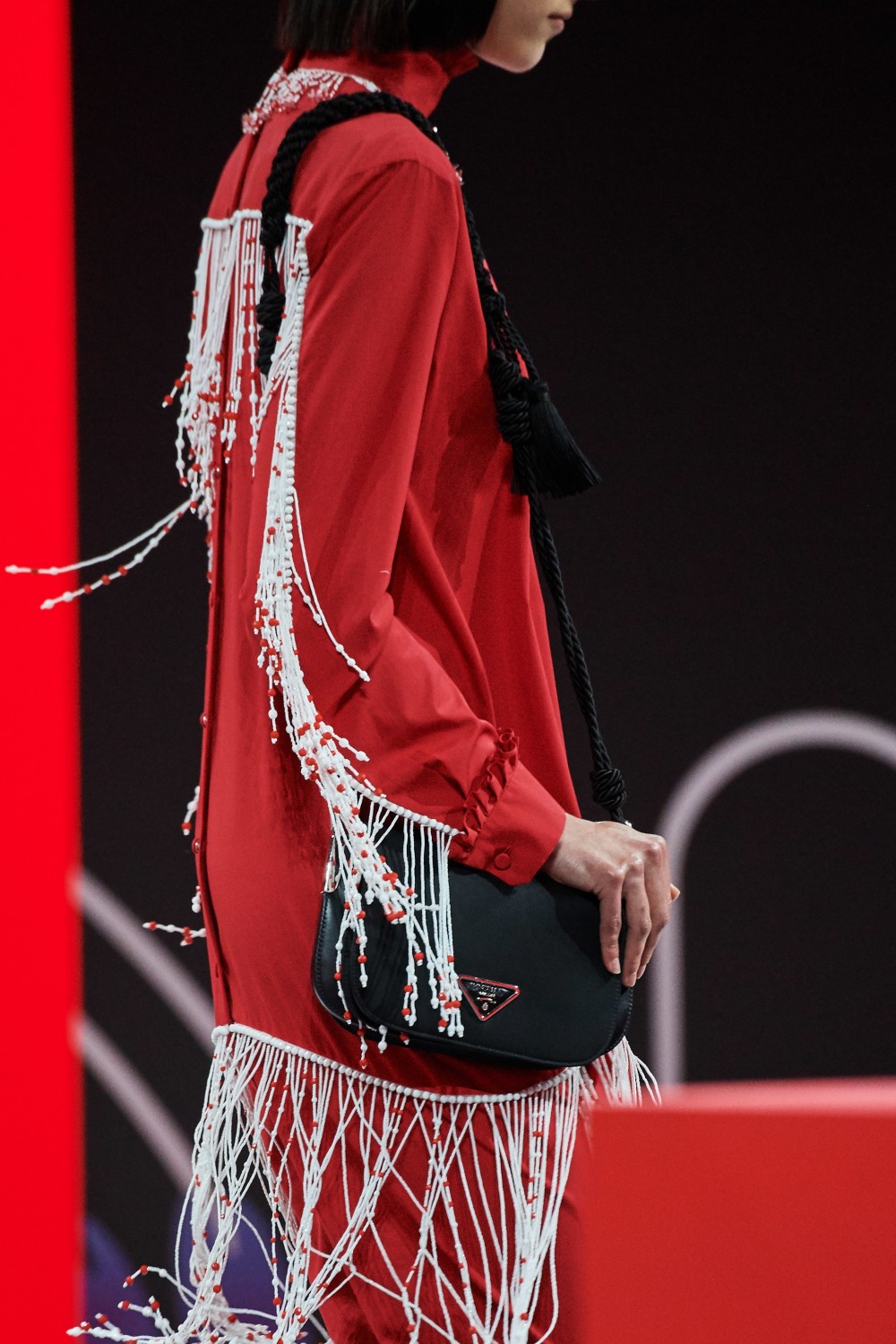 【米蘭時裝週】Prada的再生尼龍!迷你手袋如何成為整體造型不可或缺的飾品?