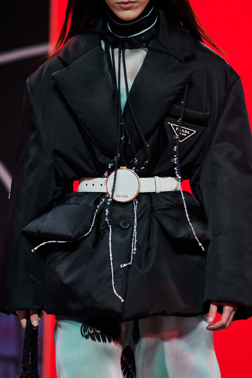 【米蘭時裝週】Prada的再生尼龍!迷你手袋如何成為整體造型不可或缺的飾品?