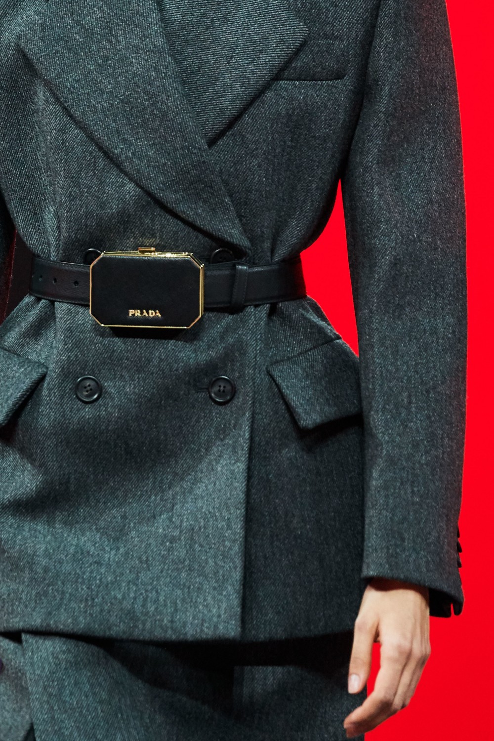 【米蘭時裝週】Prada的再生尼龍!迷你手袋如何成為整體造型不可或缺的飾品?