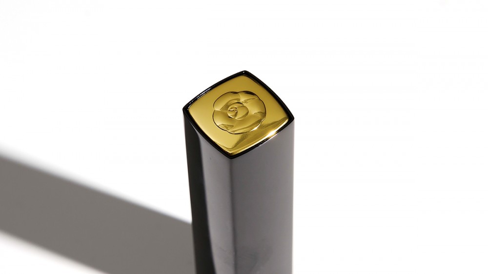 經典黑金包裝設計綴上立體亮金山茶花標記