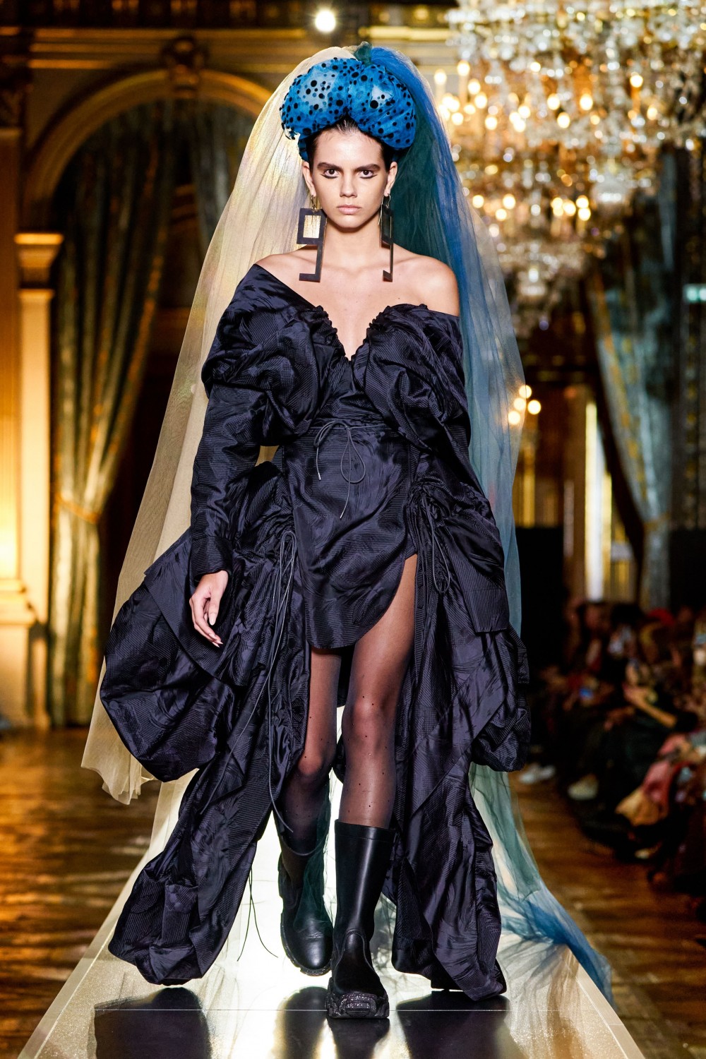 【巴黎時裝週】Andreas Kronthaler For Vivienne Westwood正向能量！華麗的浪漫搖滾魅力！