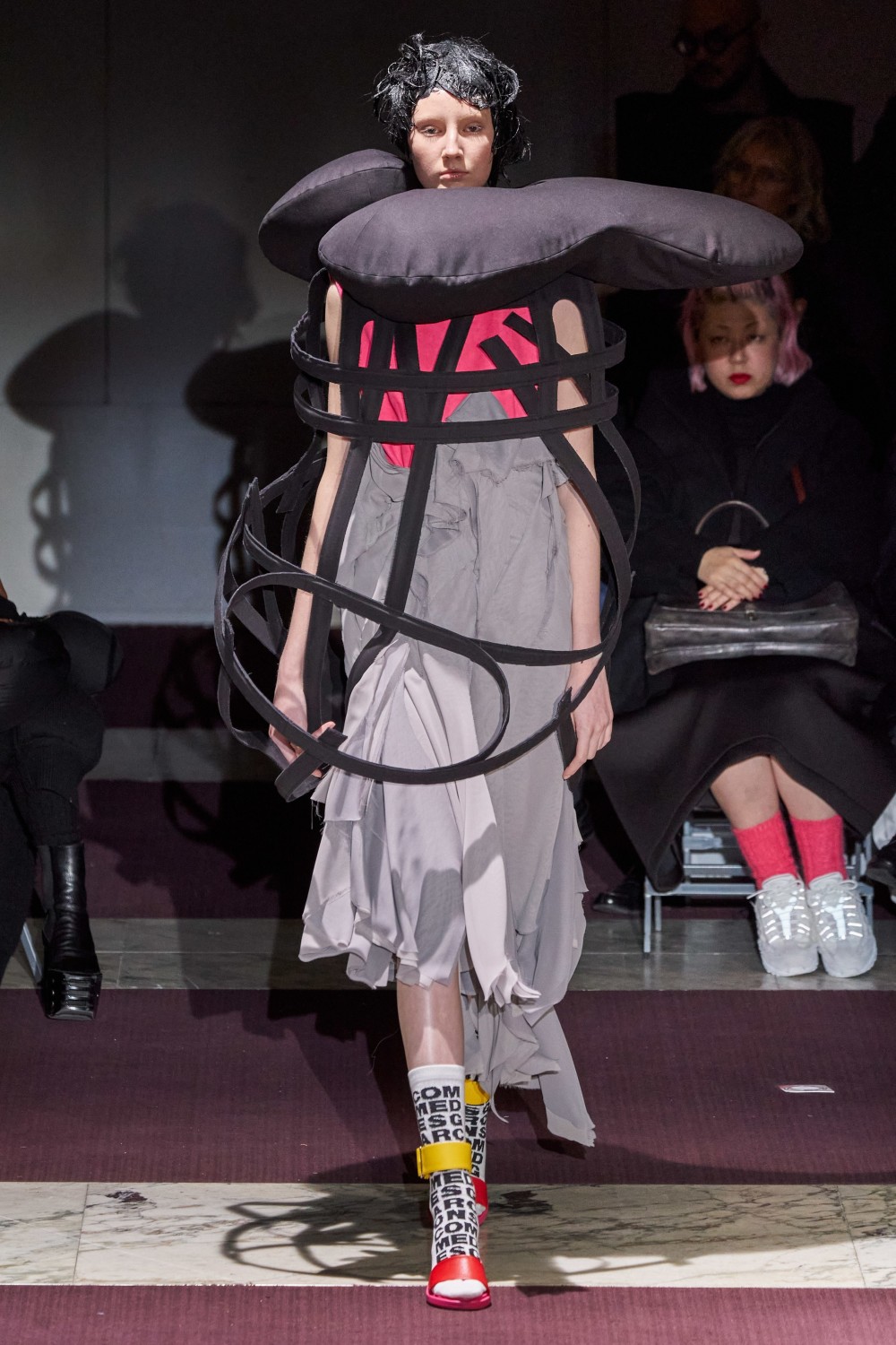 【巴黎時裝週】COMME des GARÇONS的時尚藝術！川久保玲再次揮灑天馬行空的創意！