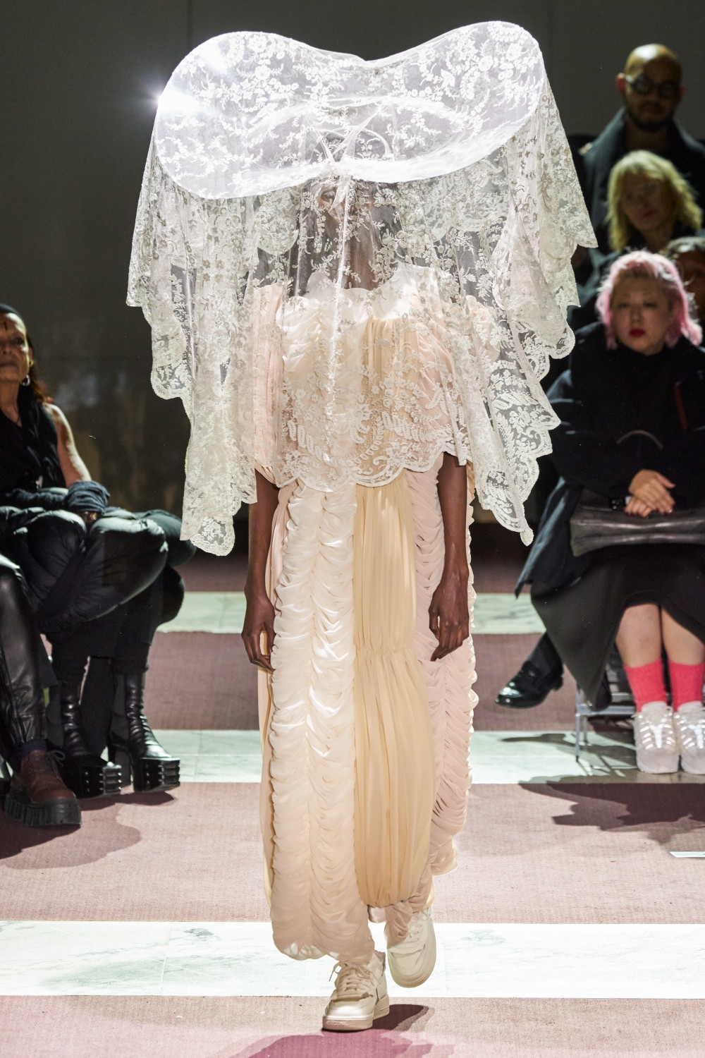 【巴黎時裝週】COMME des GARÇONS的時尚藝術！川久保玲再次揮灑天馬行空的創意！