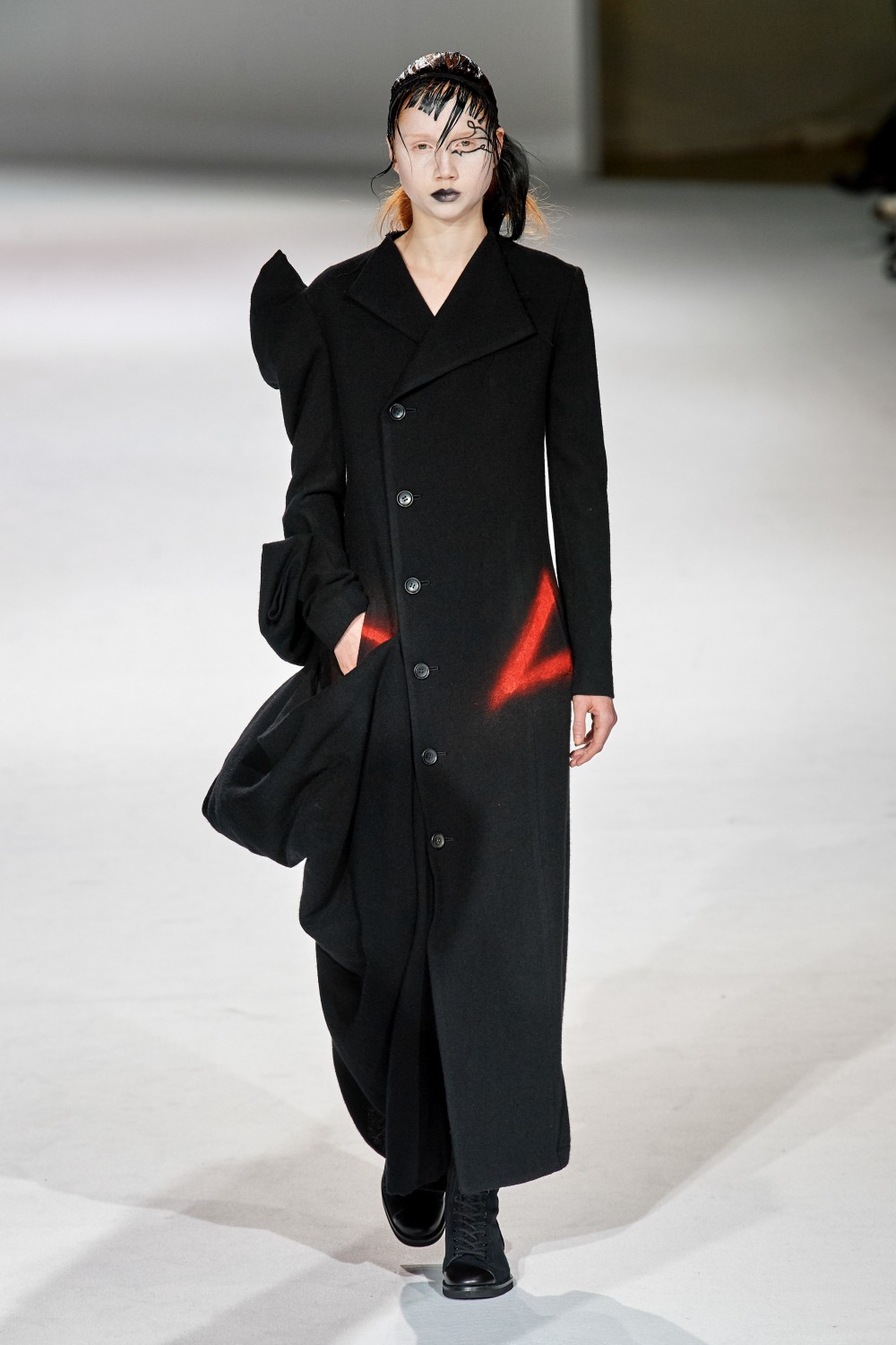 【巴黎時裝週】Yohji Yamamoto的浪漫搖滾風格！山本耀司再次突破傳統形象！