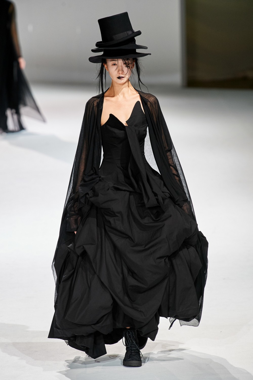 【巴黎時裝週】Yohji Yamamoto的浪漫搖滾風格！山本耀司再次突破傳統形象！