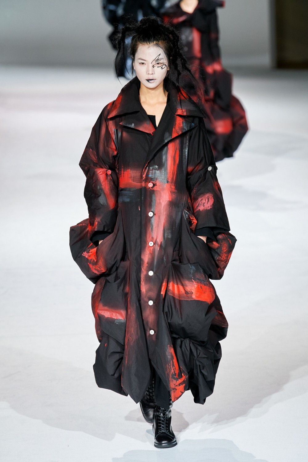 【巴黎時裝週】Yohji Yamamoto的浪漫搖滾風格！山本耀司再次突破傳統形象！