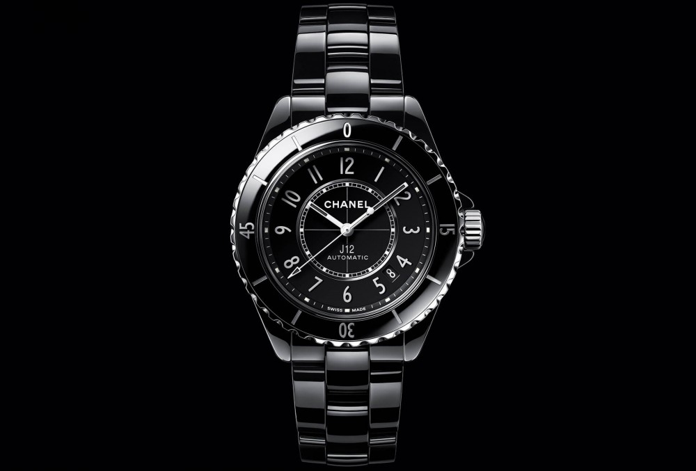 黑白並存的色彩革命!J12系列經歷二十年時光淬煉再次譜寫屬於CHANEL的傳奇故事!